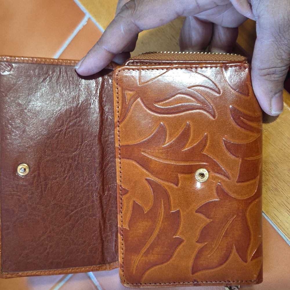 VALENTINA WALLET GREAT CONDITION - Picture 3 of 8